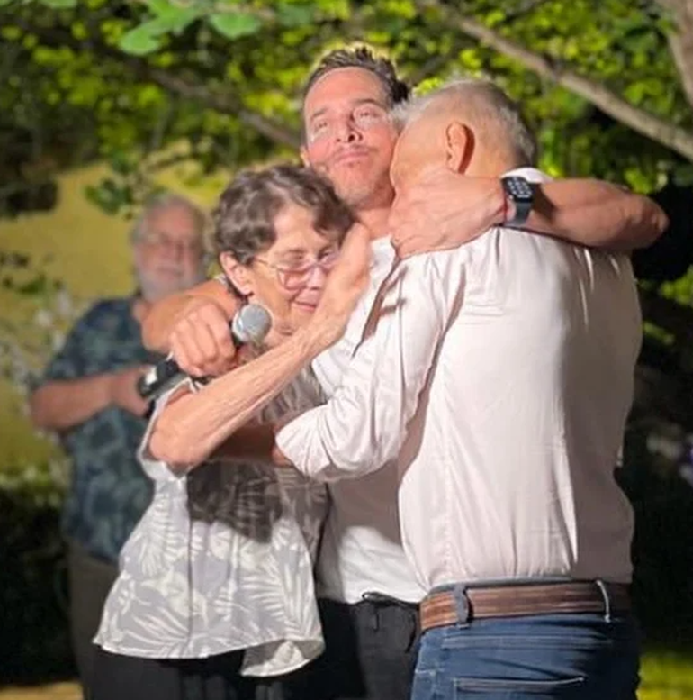 Rodrigo abrazó a sus padres, Gustavo y Charo, luego de soplar las velitas y pedir los tres deseos.