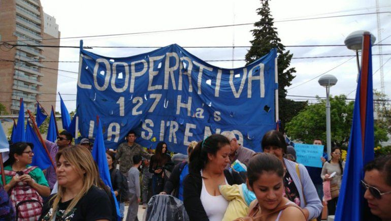 Gutiérrez fue sorprendido por manifestantes y salió a responder por viviendas a las 127 hectáreas