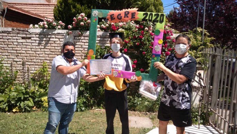 Estudiantes de la Escuela secundaria del IFD N° 6 recibieron su diploma de la mano de los docentes.