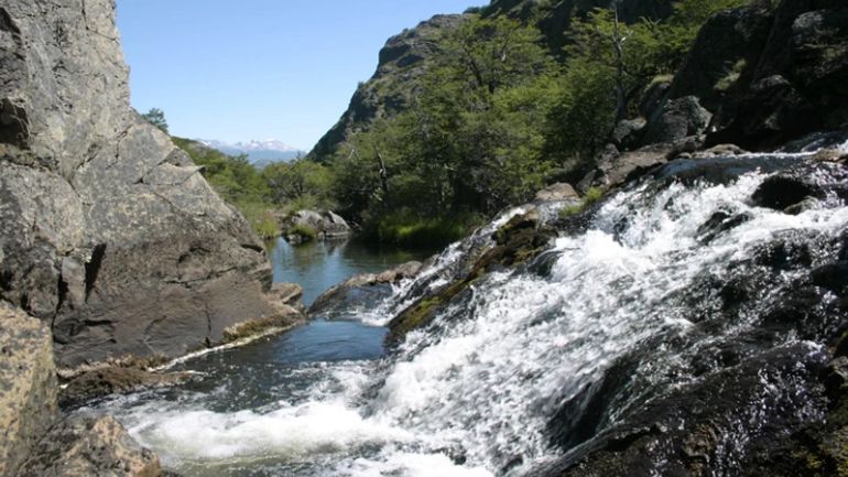 Una de las pequeñas cascadas vírgenes que se forman con el caudal de deshielo en primavera y verano. Una de las pequeñas cascadas vírgenes que se forman con el caudal de deshielo en primavera y verano.