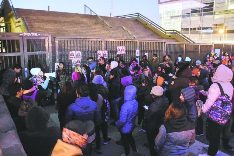 Padres y allegados a la comunidad del Jardín Nº 31 se congregaron fuera de Ciudad Judicial durante la audiencia para pedir justicia y castigo al profesor por los presuntos abusos.
