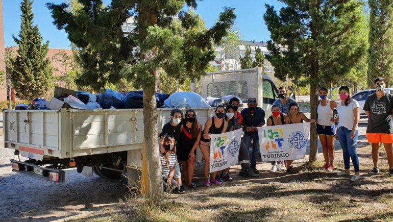 UNCo: trasladan las donaciones a los afectados por los incendios en Chubut
