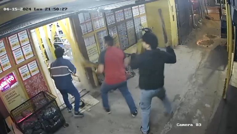 Todo por un vuelto: un cliente agredió a palazos a un cajero de un mercado