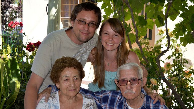 La abuela Gabina Migo y Alfredo Urrea recibieron con todo el cariño a la pareja, que les alquiló un monomabiente de 33 metros cuadrado, al que luego se sumaría Jazmín, su primera hija.
