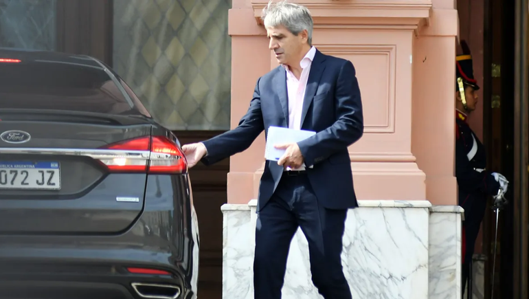 El ministro Caputo lanzó una dura advertencia a las automotrices