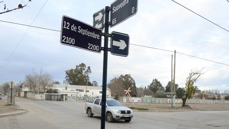 Cortan el tránsito en calle Saavedra por obras pluviales