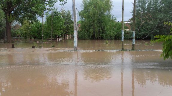 No aguantó más: así se desbordó esta mañana el arroyo Durán