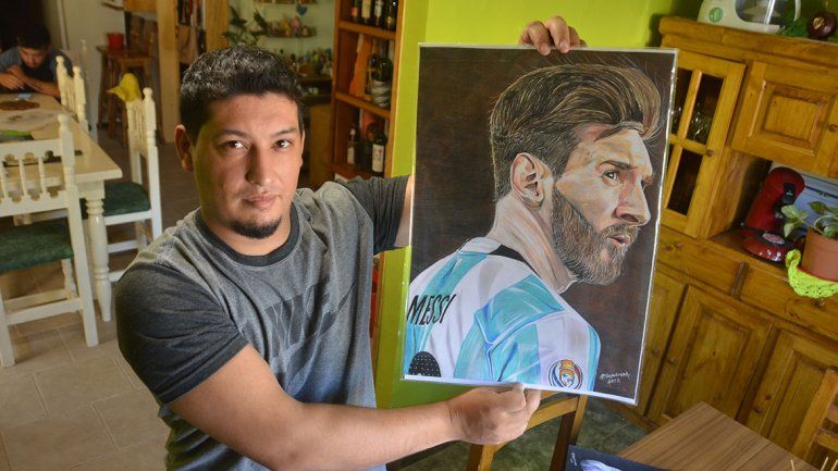 El neuquino que retrata a Messi está a un paso de la cima