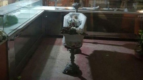 Esta es la imagen que veían las personas que pasaban por la puerta del negocio, que no estaba abierto al público. Por la tarde, la Policía sacó el féretro.
