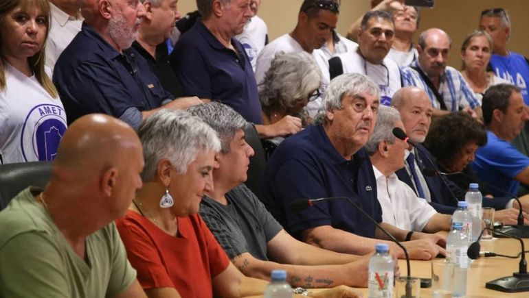 La mesa que encabezó la conferencia de prensa este lunes anunciando el paro docente.