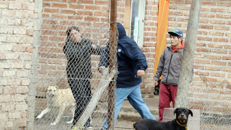 Unas 50 personas con mazas