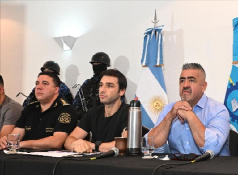 El gobernador Ignacio Torres (centro) durante la conferencia de prensa que dio tras los allanamientos en comunidades mapuches y la detención de la acusada del ataque en Trevelin.