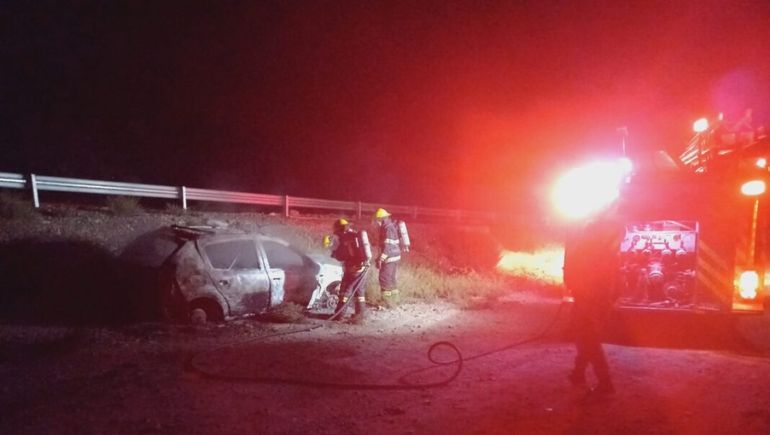 El auto robado terminó incendiado cerca de Centenario. (Foto Gentileza Centenario Digital)