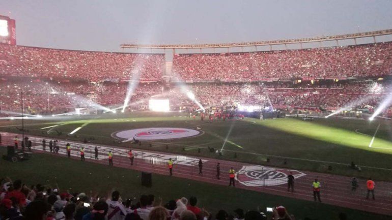 Festejo monumental: los hinchas de River reciben a los jugadores y a la Copa