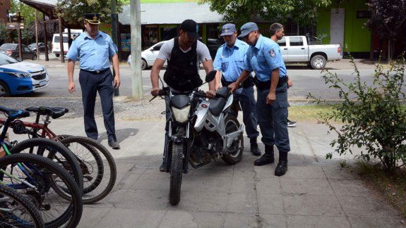La Policía, durante el allanamiento en el que secuestraron la moto que se utilizó para cometer el robo.