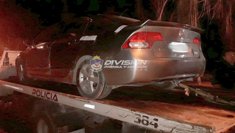 Lo detuvieron con un frasco de flores en el auto