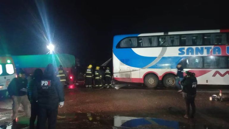 Además de las víctimas fatales, hubo 17 heridos que fueron rescatados por los bomberos y trasladados en ambulancia. Además de las víctimas fatales, hubo 17 heridos que fueron rescatados por los bomberos y trasladados en ambulancia.