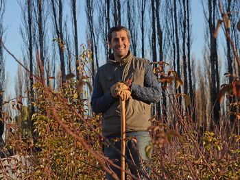 El ingeniero agrónomo Juan Cruz Petracchi cultiva variedades de rosas antiguas en una chacra de Cinco Saltos, rescatando la historia del Valle. El ingeniero agrónomo Juan Cruz Petracchi cultiva variedades de rosas antiguas en una chacra de Cinco Saltos, rescatando la historia del Valle.