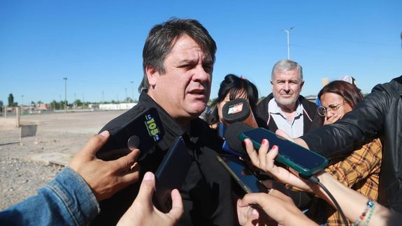 Plan Orgullo Neuquino: Gaido puso en marcha el asfalto en Terrazas del Neuquén