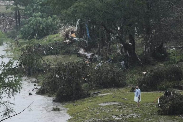 Los equipos de rescate salvaron a 237 personas, incluidas 167 mediante helicóptero, pero continúan las búsquedas. Los equipos de rescate salvaron a 237 personas, incluidas 167 mediante helicóptero, pero continúan las búsquedas.