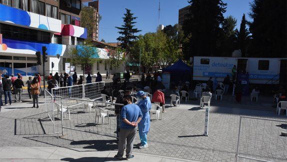 El viernes arrancó con 372 nuevos positivos COVID en Neuquén