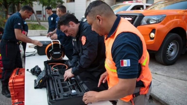 Una brigada de Santa Fe especializada en derrumbes busca a los jubilados desaparecidos en Chubut.