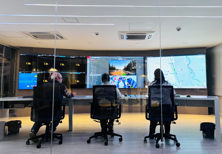 Centro de control en vivo, con los signos vitales, las cámaras y el GPS. El Centro está integrado por 4 radiooperadores, un coordinador operativo y una coordinadora del servicio. Centro de control en vivo, con los signos vitales, las cámaras y el GPS. El Centro está integrado por 4 radiooperadores, un coordinador operativo y una coordinadora del servicio.