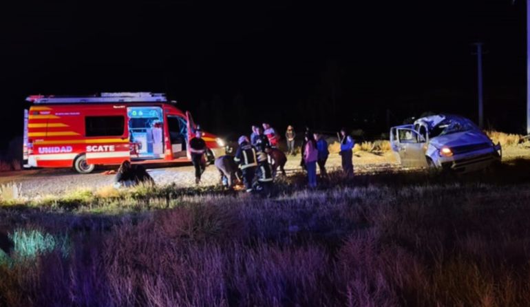 Una familia de cuatro integrantes -dos menores- se accidentó cerca de las 23.25 en la ruta 7, entre Trelew y Gaiman. Una familia de cuatro integrantes -dos menores- se accidentó cerca de las 23.25 en la ruta 7, entre Trelew y Gaiman.