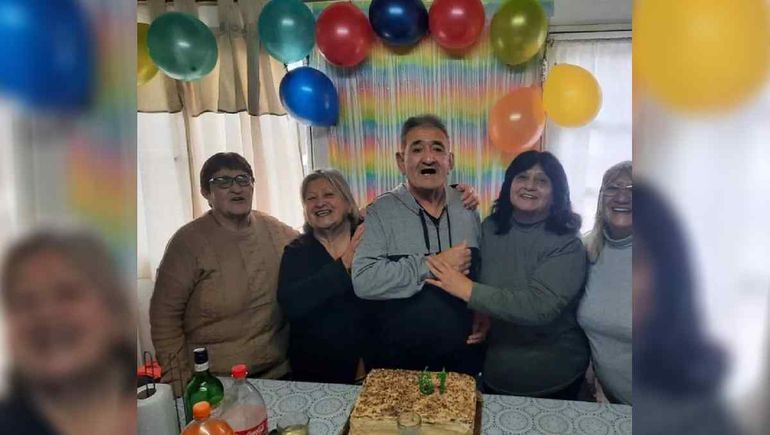 El Loco Pitín en un festejo de cumpleaños junto a sus hermanas.