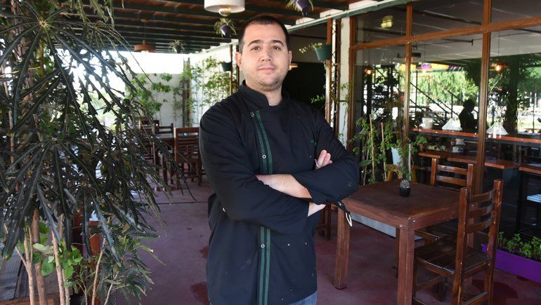 El chef del lugar, Eduardo Andreoni, encargado de darle sabor a los platos.