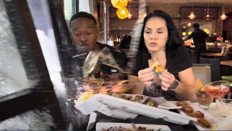 Influencers gastronómicos casi mueren atropellados por una camioneta dentro de un restaurante en Estados Unidos.
