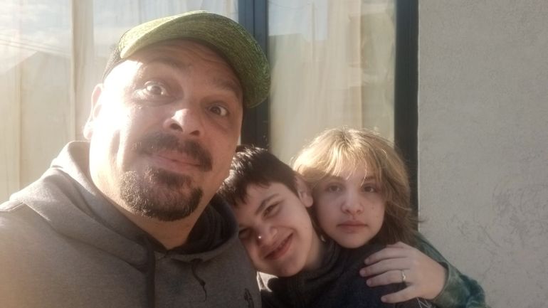Luciano, junto a sus hijos.