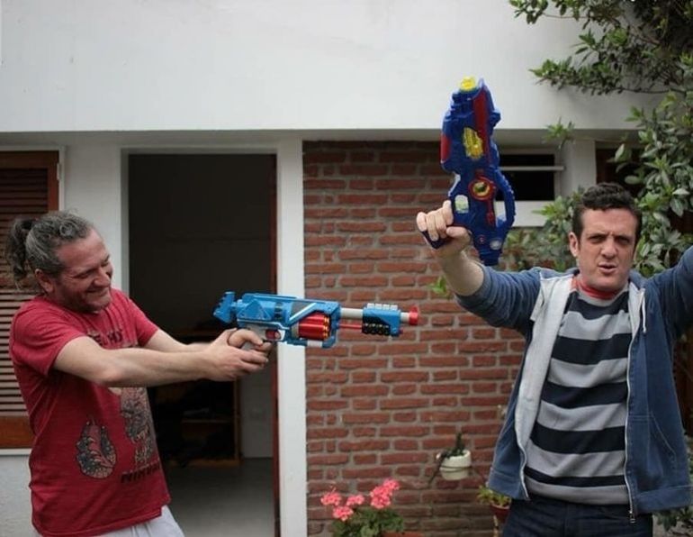 Los hermanos siguen jugando como lo hacían cuando eran chicos en el departamento familiar de Villa Crespo.