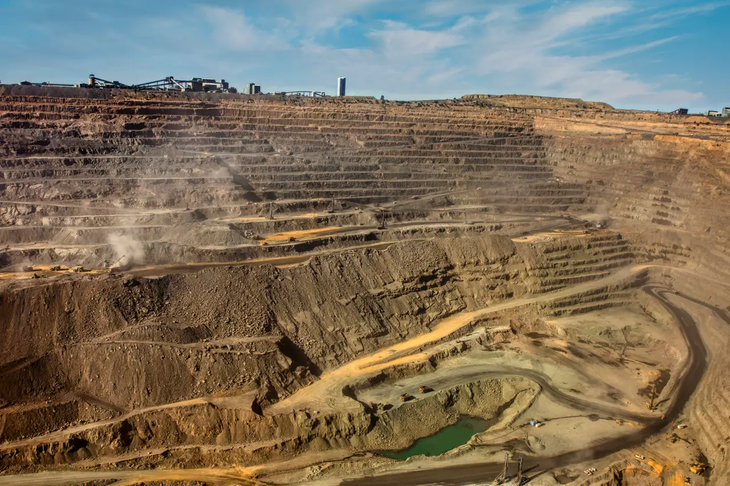 Prensa española como El País y El Salto cubre el pulso entre desarrollo extractivo y ecologismo jurídico. Prensa española como El País y El Salto cubre el pulso entre desarrollo extractivo y ecologismo jurídico.