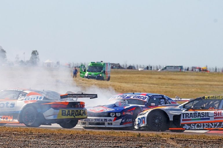 La imagen del choque en el Turismo Carretera este domingo en Viedma. 