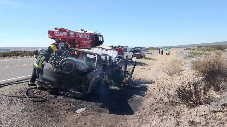 Una camioneta se prendió fuego en la ruta 234 | LM Neuquen Una camioneta se prendió fuego en la ruta 234