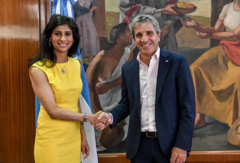 Luis Caputo con Gita Gopinath. Luis Caputo con Gita Gopinath.