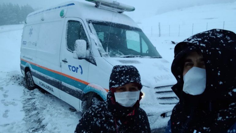 El 9 que maneja la ambulancia del pueblo: del susto en la nieve al estrés por el Covid