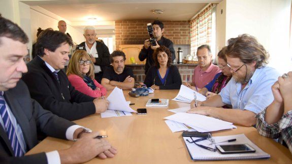 Los representantes del gobierno provincial y del sindicato docente, ayer, al rubricar el acuerdo que permitió terminar con el conflicto.