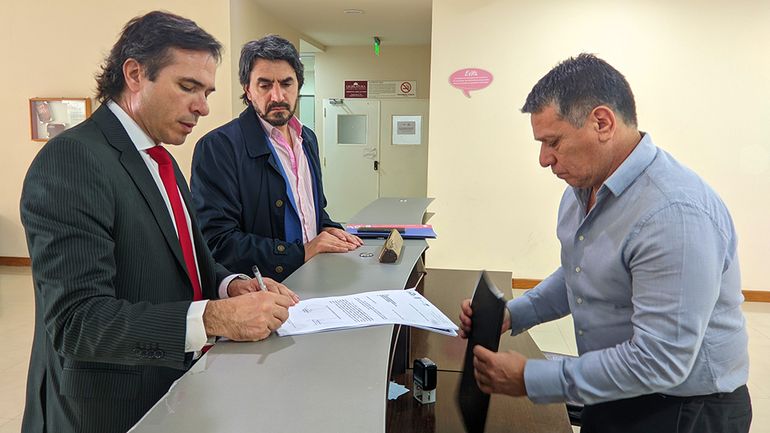 El fiscal general José Gerez y el intendente de San Martín de los Andes, Carlos Saloniti, presentaron el proyecto para modificar el artículo 222 del Código Procesal Penal. Es una iniciativa que ya se había propuesto desde esa ciudad cordillerana. Esta vez se quiere aplicar a los robos organizados.