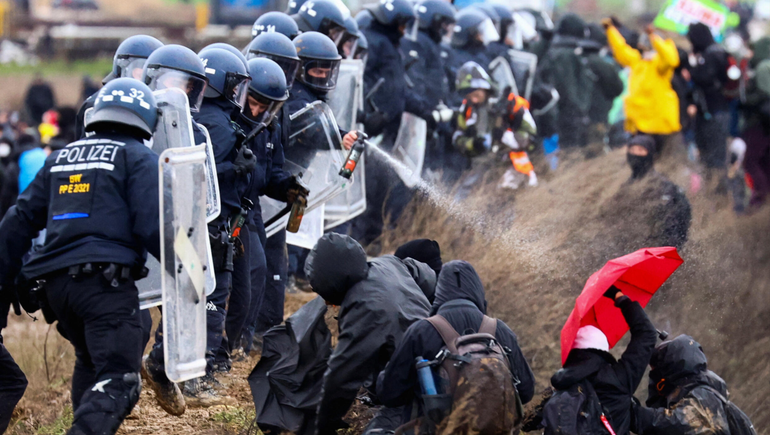 Alemania: policías heridos en protesta contra la minería