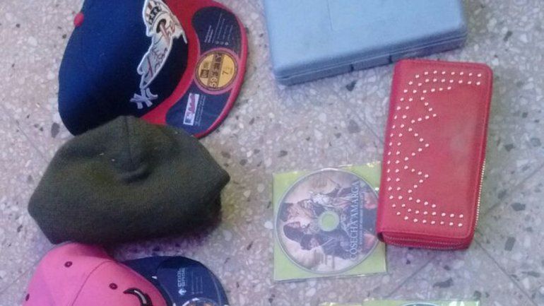 Parte del botín secuestrado a los ladrones tras el robo al kiosco.&nbsp;