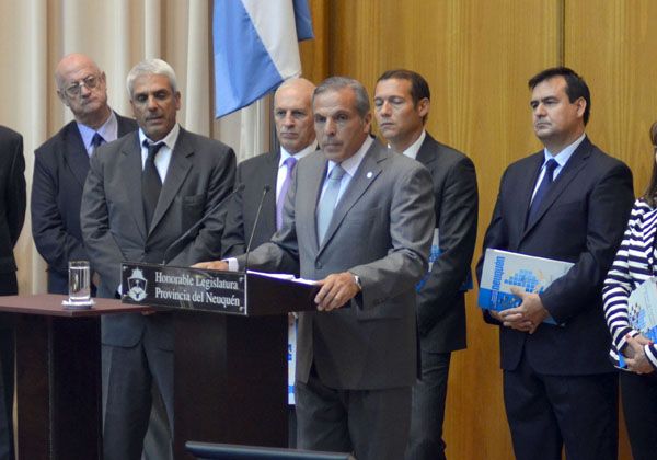 Sapag anunció proyectos para proteger la paz social