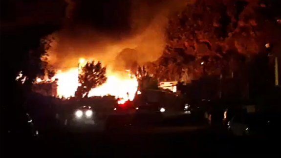 Espectacular incendio de dos viviendas en Añelo