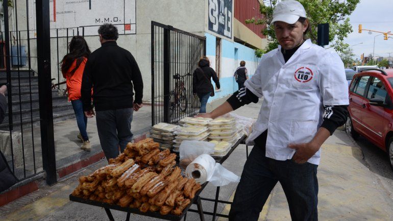 Los neuquinos que aprovechan las elecciones para trabajar