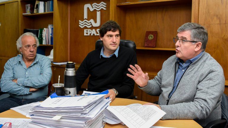 El ministro Nicola recorrió ayer las obras en el barrio Nueva España.&nbsp;