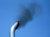 Imagen de archivo de una prueba de contaminación en el escape del motor de un camión cerca de la frontera de México y Estados Unidos en Otay Mesa, California, Estados Unidos. 10 septiembre, 2013.