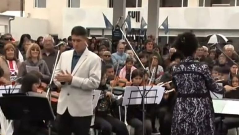 Facundo Carrasco fue el encargado de cantar el himno de Chubut que tocó <la orquesta del barrio INTA de Trelew. 