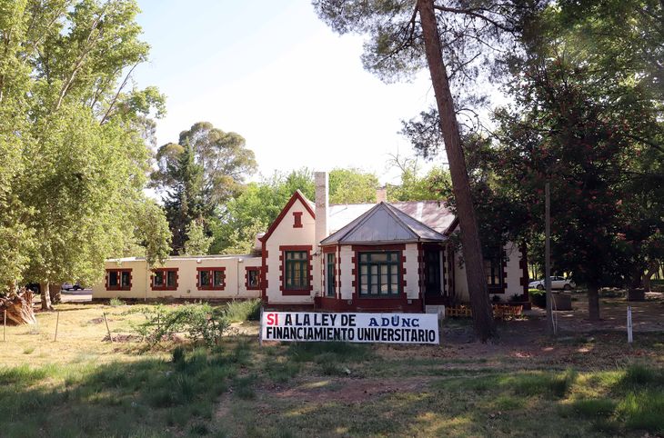 La universidad resiste el ajuste. Foto: Claudio Espinoza. La universidad resiste el ajuste. Foto: Claudio Espinoza.