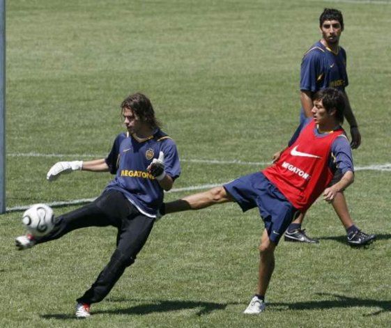 Criado observa a Gago y Nery Cardozo en un entrenamiento de su época en Boca.